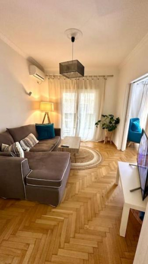 Comfy house w/terrace in center